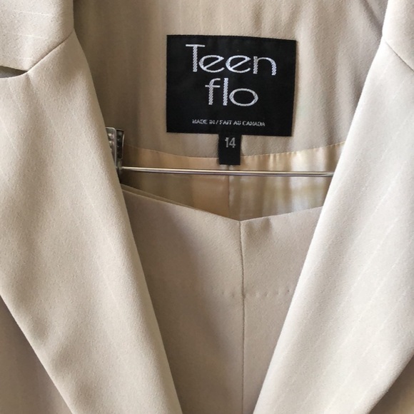 Two piece classic pant suit - Picture 3 of 7